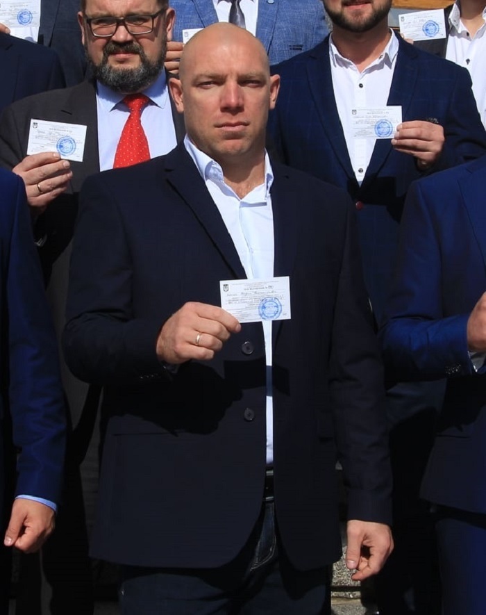 Вадим Костюк демонструє посвідчення кандидата у депутати