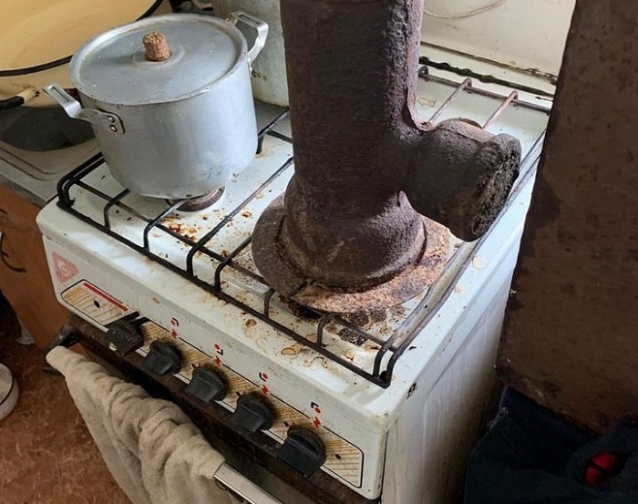 Саморобний пристрій, яким збиралися обігрівати кімнату