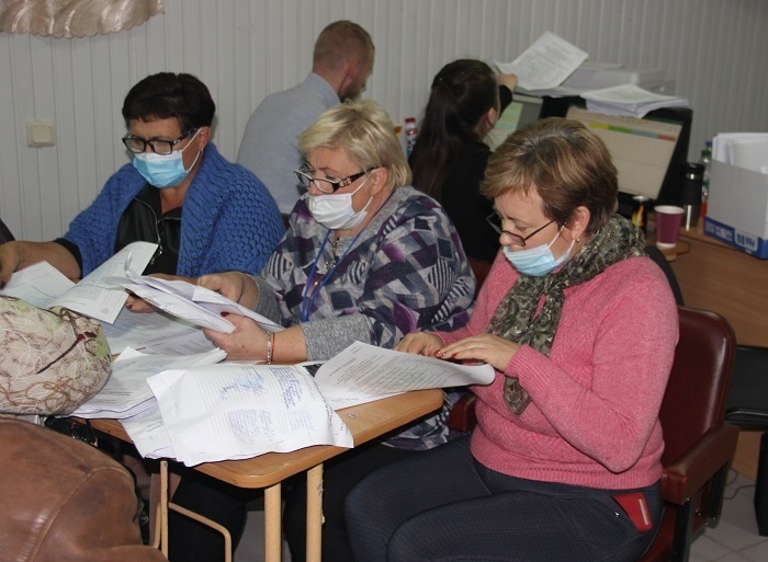 Члени Калинівської ТВК ведуть підрахунок голосів