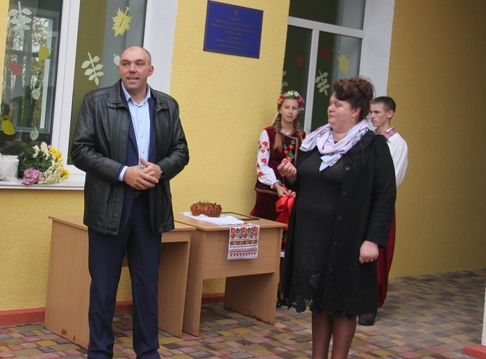 Сільський голова Михайло Кулик передав директорці школи Ользі Бондар ключі від відремонтованого корпусу школи.