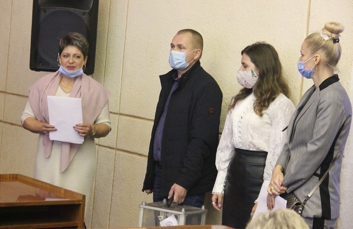 Голова лічильної комісії Наталія Кравчук оголошує результати голосування