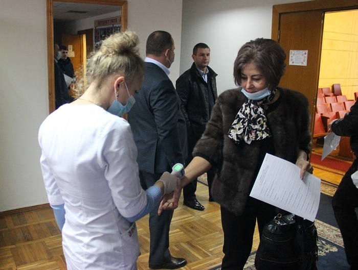 Депутатам вимірюють температуру тіла