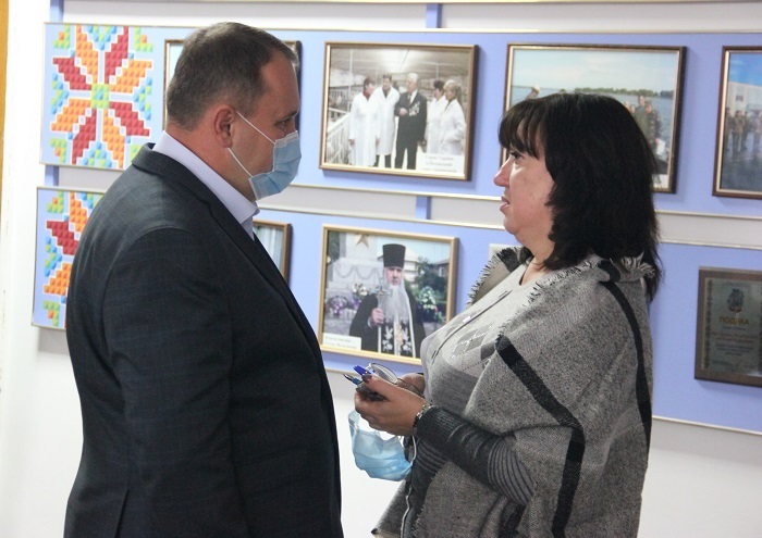 Депутат Віктор Кособуцький і працівниця ради Ольга Колеснікова