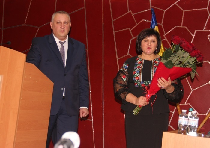 Галина Фурман вітає ЮріяСлабчука з обранням головою ради