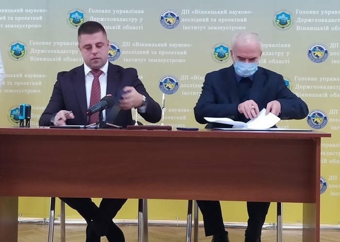 Документи підписують Вадим Варчук(ліворуч) та Василь Поліщук