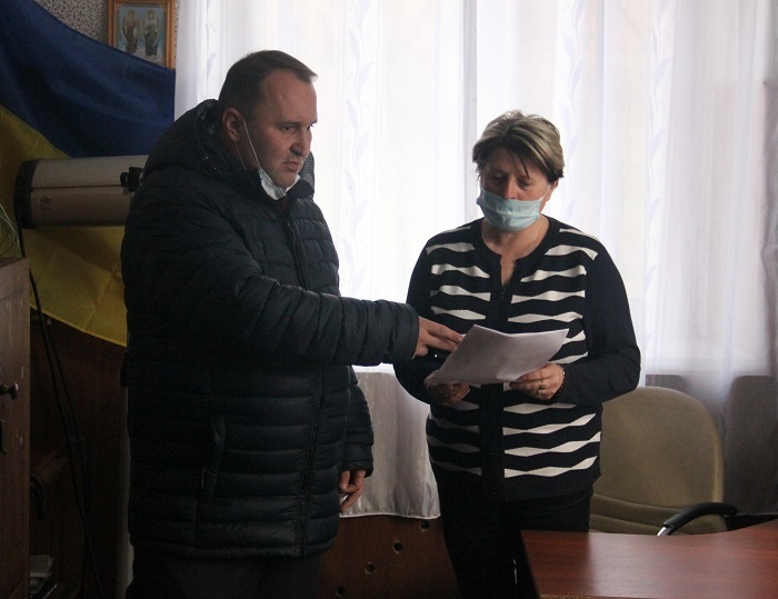 В.о.старости Лемешівки Надія Христич (праворуч)