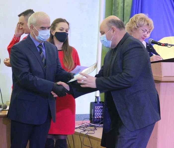 МІський голова Василь Поліщук (ліворуч) вітає депутата міської ради Василя Македонського
