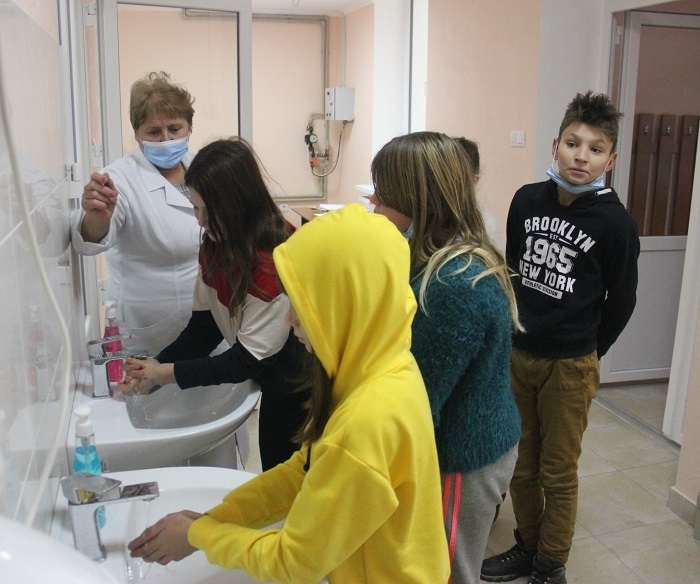 Миття рук під контролем медпрацівниці