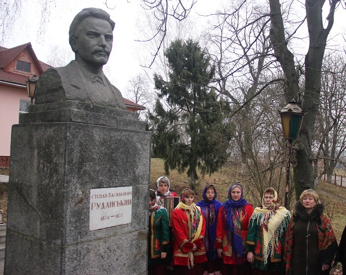 Покладання квітів до пам'ятника С.Руданського у Хомутинцях
