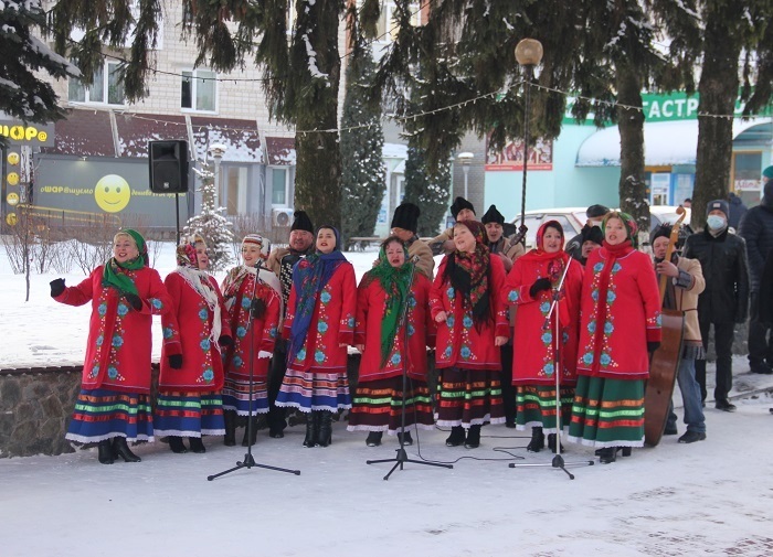 "Повій, вітре" у виконанні ансамблю української пісні "Кумасеньки"