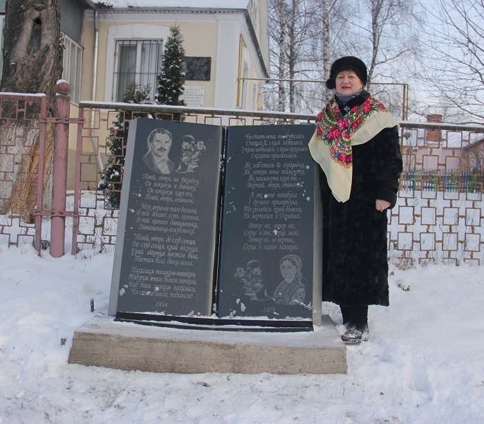Оксана Мудрик біля пам'ятника пісні