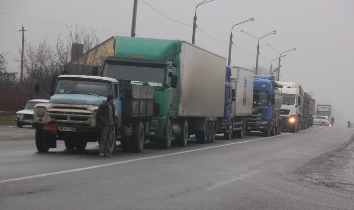 Черга автомобілів з боку Калинівки