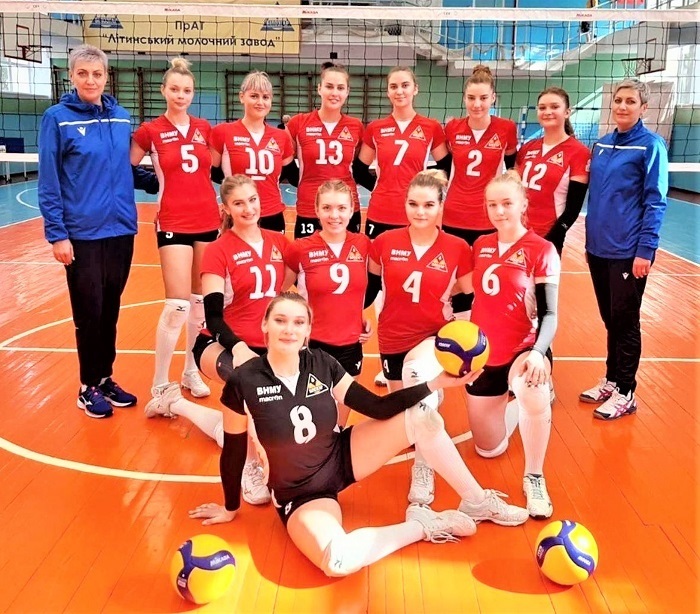 Юлія Якушева (крайня ліворуч), Валерія Якушева (№10), Лілія Вабіщевич(12), Анастасія Броновицька (№6)