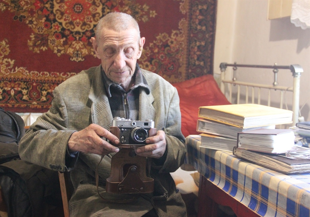 Олексій Орел показує фотоапарат свого батька