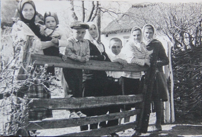 На Великдень у діда Юрчука - такий підпис під цією фотографією