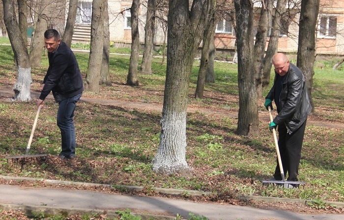 Працюють деутати міської ради Петро Крикливий та Сергій Тишко