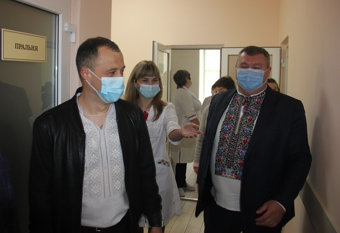 Депутат облради Ілля Гуменчук, лікарка Валентина Довгалюк та голова обласної ради В'ячеслав Соколовий у амбулаторії в Гущинцях.