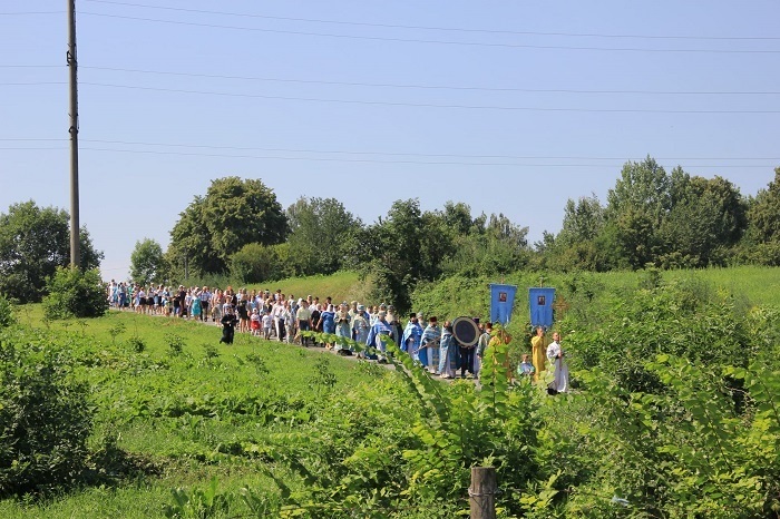 Хресний хід до кринички у Писарівці