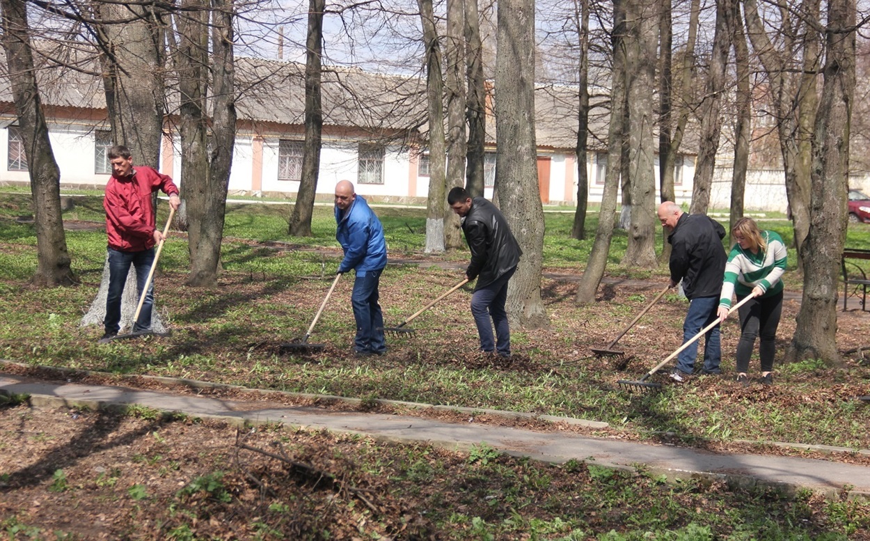 У нинішньому році депутати міської ради прибирали у парковій зоні