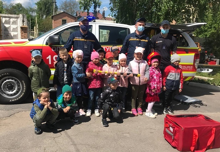Усім, хто завітає у гості, рятувальники розкажуть про свою роботу, покажуть спорядження і техніку