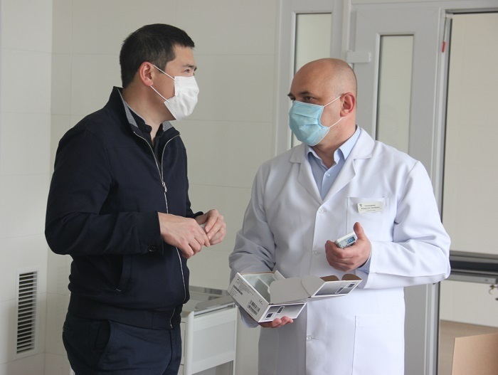 Гендиректор Kusto Agro Алішер Тяжин (ліворуч) та головний лікар Калинівської ЦРЛ Владислав Головащенко