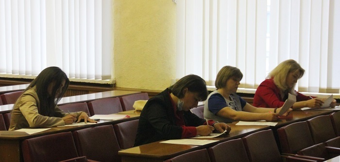 Конкурсанти виконують тестові завдання