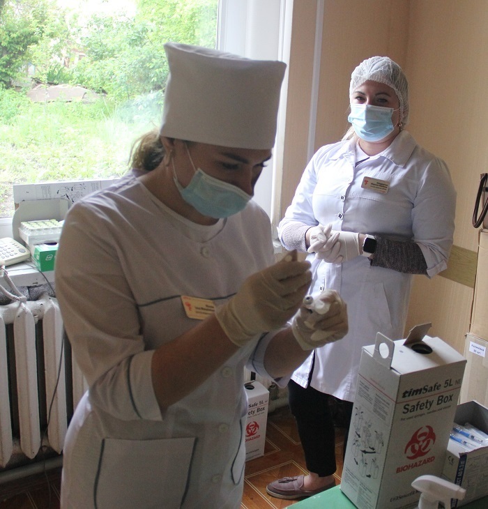 Медсестри мобільної щеплювальної бригади 