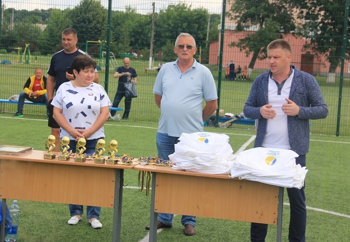 Учасниць фестивалю вітає Руслан Діденко (праворуч)