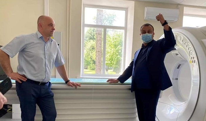 Голова Вінницької ОДА Сергій Борзов (праворуч) інспектує виконання будівельних робіт 