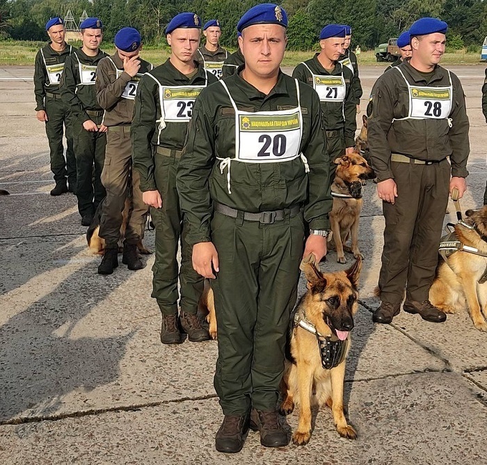 Віталій Романенко (№20) та його пес Ларус