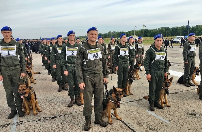 Репетиція кінологів на летовищі ДП "Антонов". Віталій Романенко (№20)
