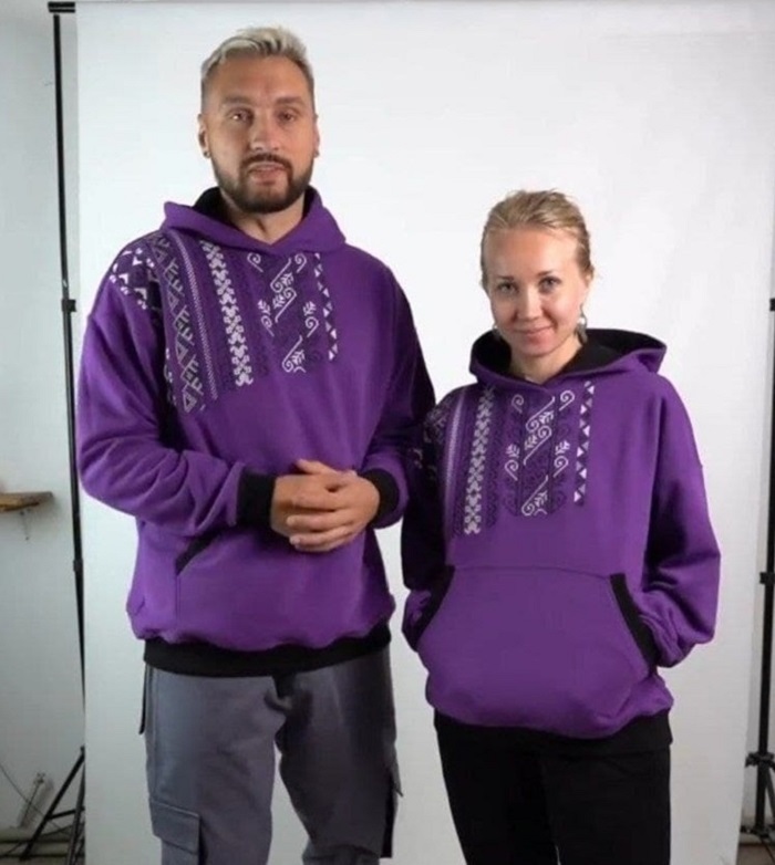Андрій та Марина випустили лімітовану версію худі із вишивкою спеціально до Дня Незалежності