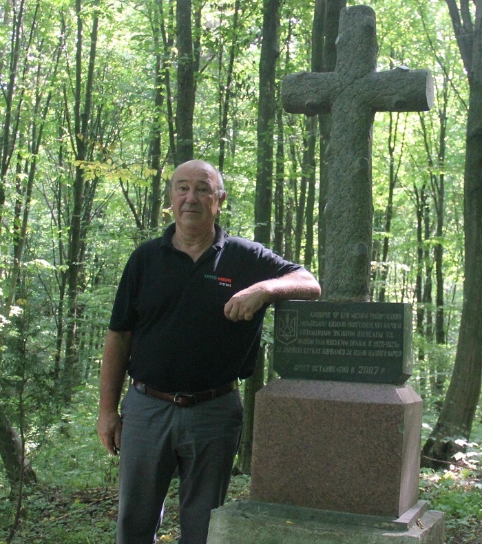 Олександр Масний біля пам'ятного знака у Кипоровому Яру