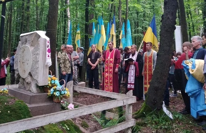 Олександр Масний виступає на урочистостях з нагоди відкриття пам'ятного знака на честь воїнів УПА-Південь
