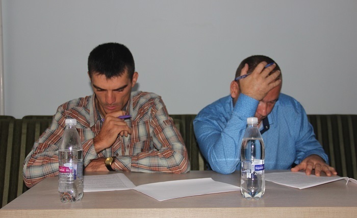 Микола Федчишин (ліворуч) претендує на посаду директора школи у Слобідці