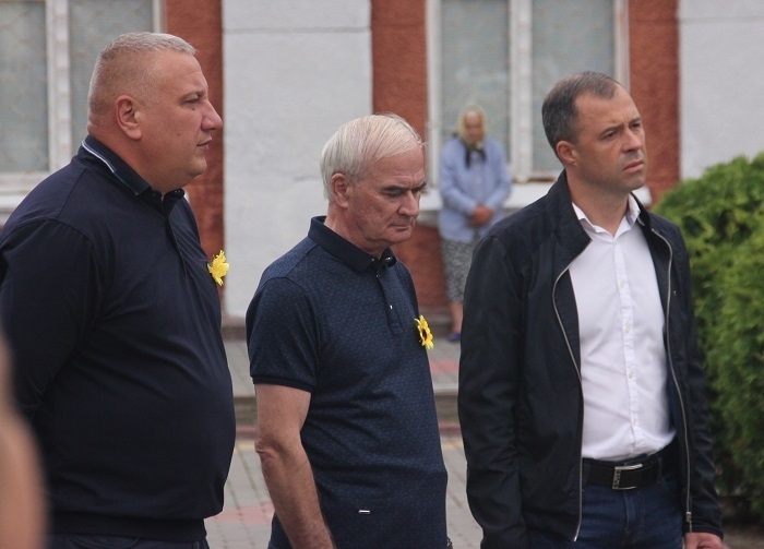 Учасники урочистостей - голова Хмільницької райради Юрій Слабчук, Калинівський міськийголова Василь Поліщук, депутат обласної ради Ілля Гуменчук (зліва праворуч)