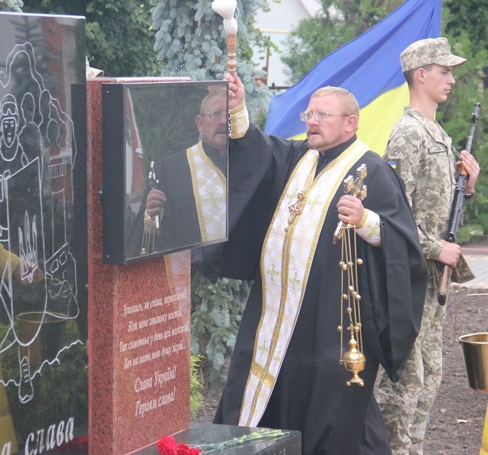 Протоієрей Орест Шпак освячує Стіну пам'яті