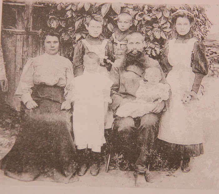 Родина Пентюків: магія старих фотографій