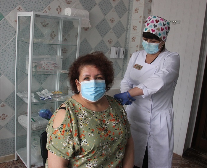 Директорка ЗОШ с.Черепашинці Оксана Смук вакцинувалася однією з найперших серед освітян громади.
