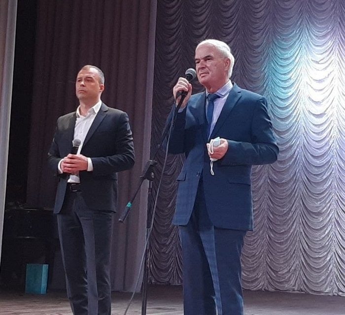 Вітання від міського голови Василя Поліщука (праворуч) та депутата обласної ради Іллі Гуменчука