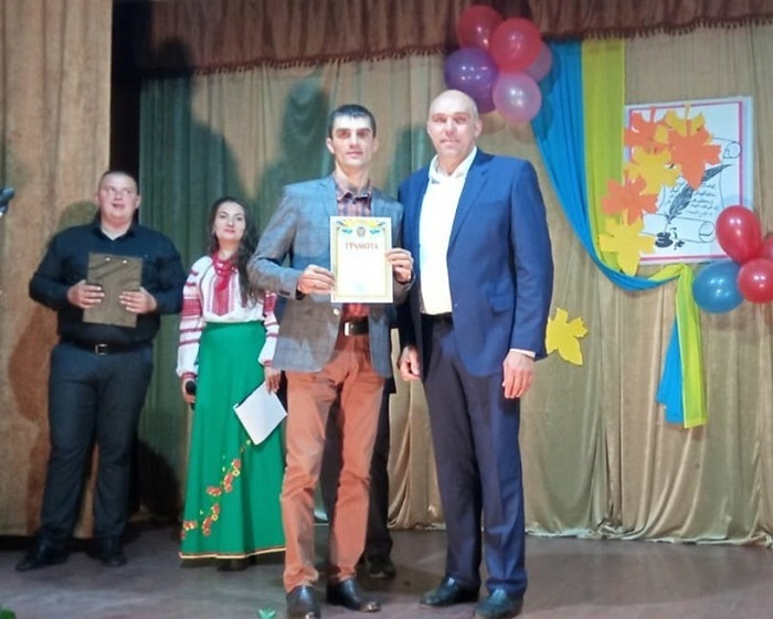 Відзнаку учителю фізкультури ЗОШ с.Слобідки Миколі Федчишину (ліворуч) вручає Іванівський сільський голова Михайло Кулик