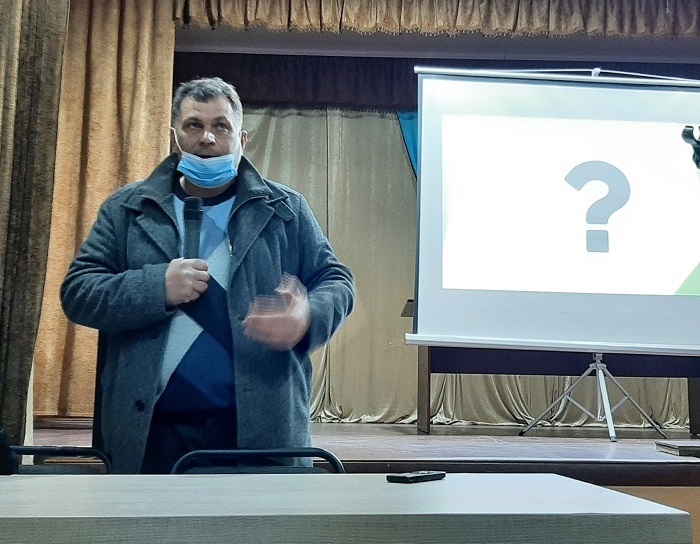  Ігор Лановий виступає на зборах мешканців громади