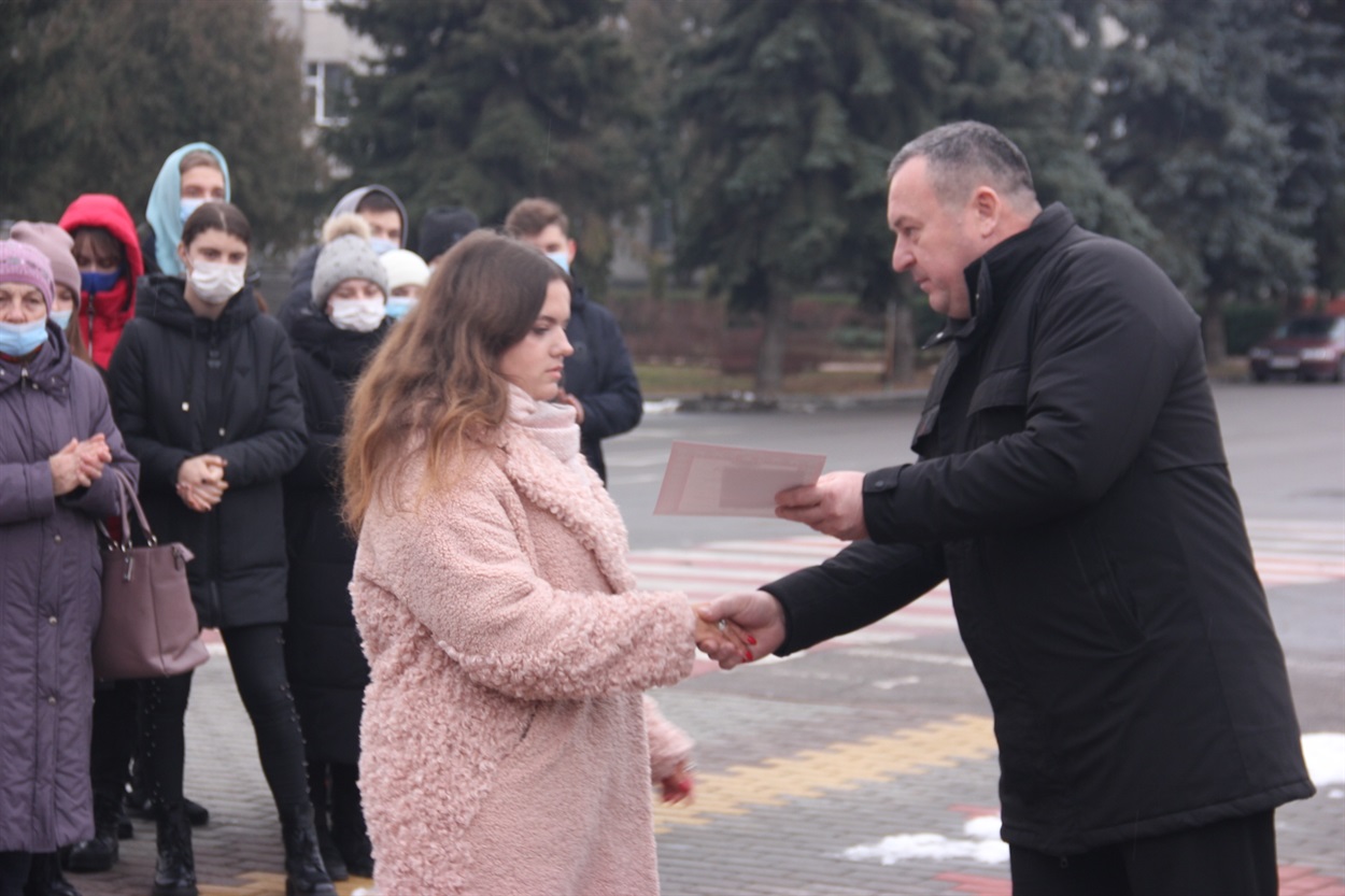 Волонтерка Олександра Гуменчук (ліворуч)