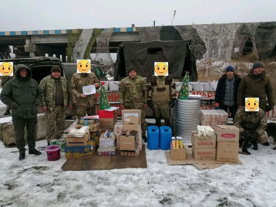 Калинівські волонтери разом із військовими на передовій.