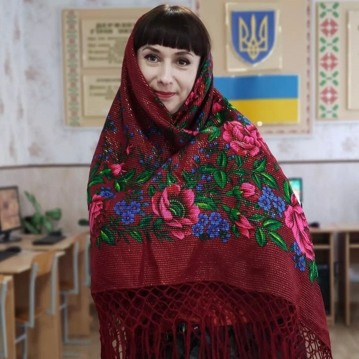 У вчительки ліцею №2 м.Калинівки Катерини Бадовської подвійне свято: день хустки і день Катерини.
