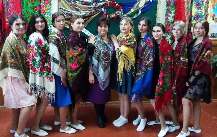 Учениці ліцею с.Черепашинець з учителькою