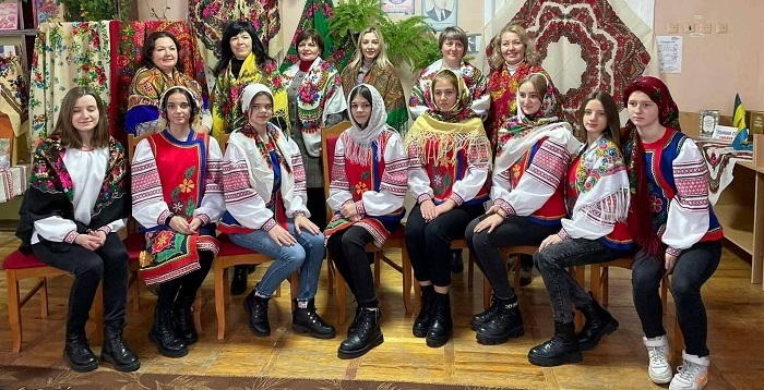 Викладачки та студентки Калинівського технологічного коледжу також відзначили День української хустки