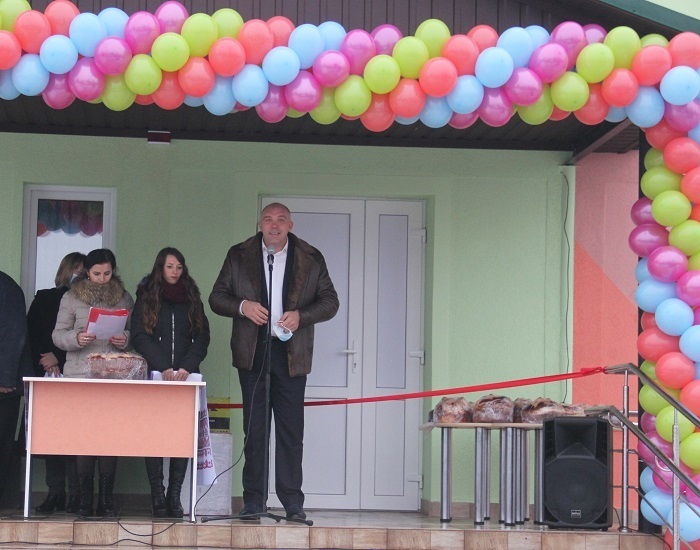 Сільський голова Михайлло Кулик виступає на урочистостях 