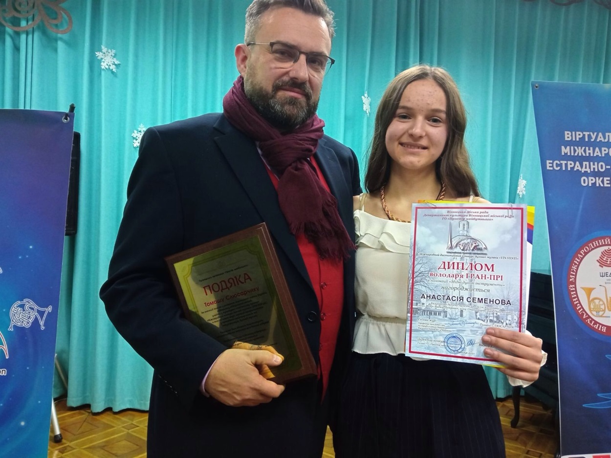 Анастасія Семенова (ліворуч) та польський музикант Томаш Слюсарчик
