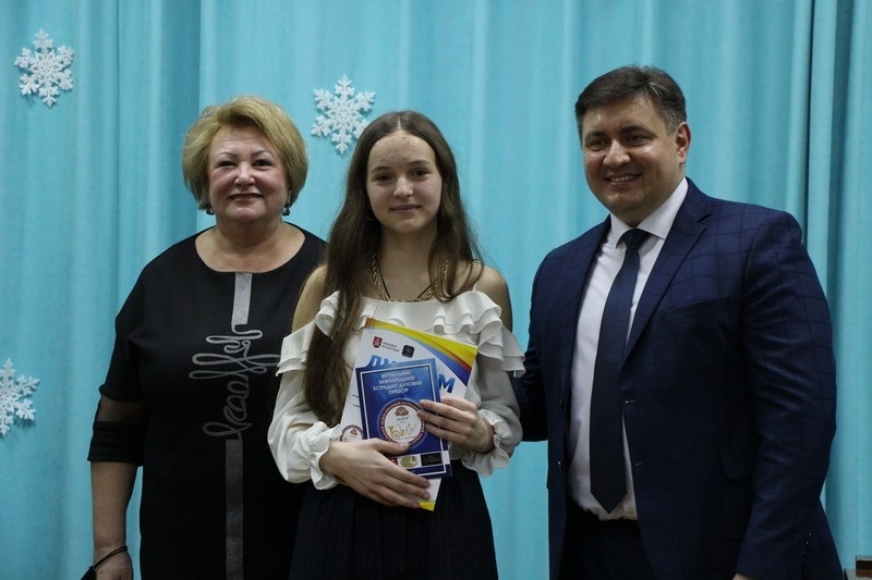 Анастасія Семенова (по центру) отримує відзнаку